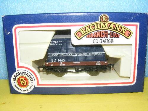 Bachmann HO Flatbed with container.