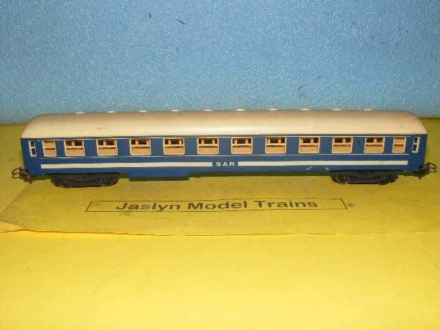 Lima HO SAR/ SAS Old Style Blue Train Passenger Coach,
