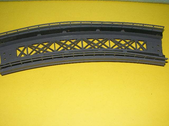 Marklin HO Curved Bridge pieces x 2,