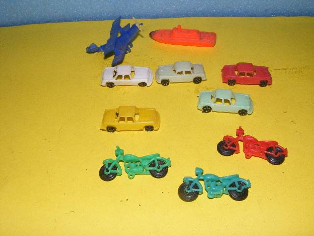 HO Job Lot Plastic cars, bikes.