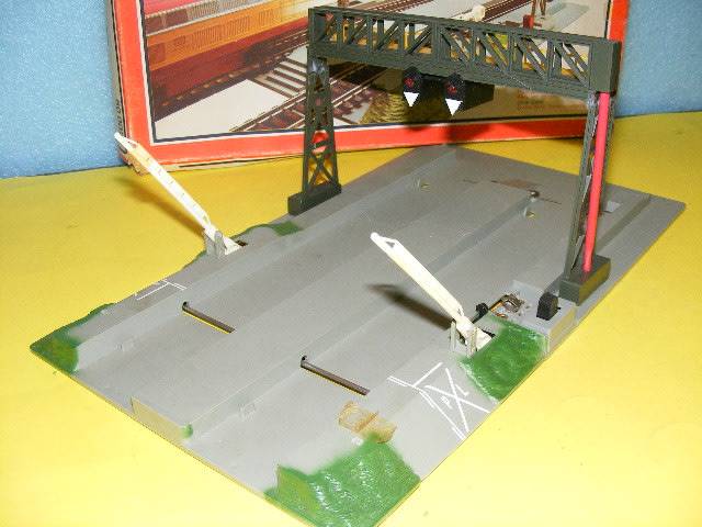 Lima HO Gantry Signal with level crossing (Boxed) - Repaired.