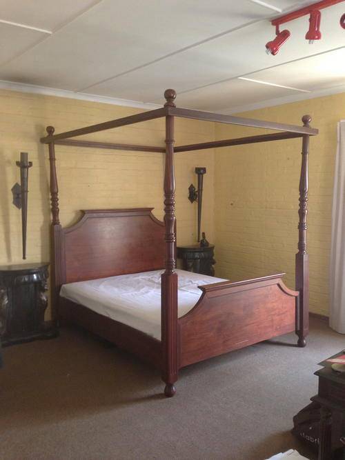 exquisite 4 poster bed in mahogany stain