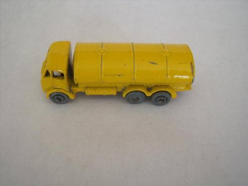 Matchbox 11 a E R F Road Tanker