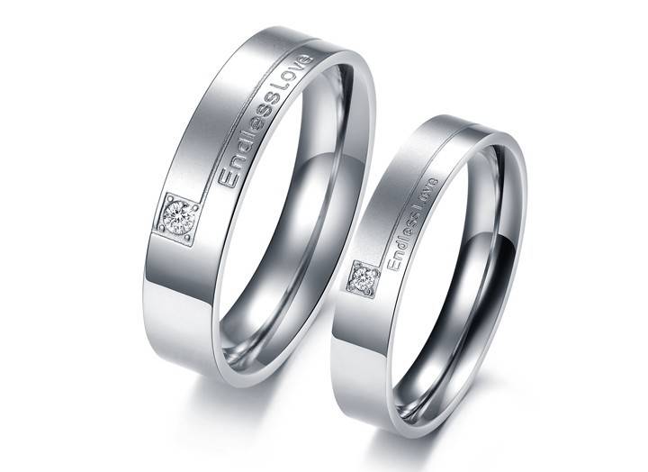 New Endless love couples ring, Bid on the womans ring and recieve the men's free