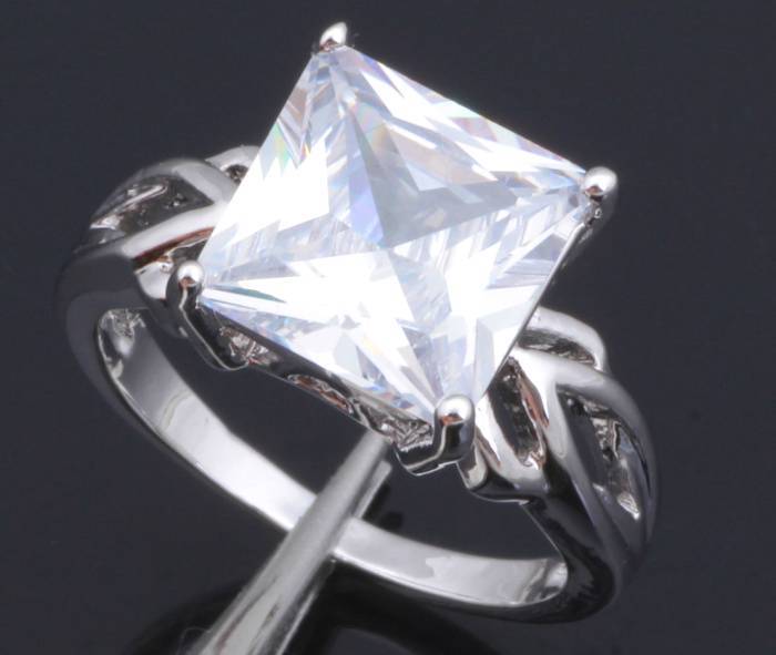 *Local Stock* 925 sterling silver filled Gorgeous Designer ladies Zircon ring, dont miss out