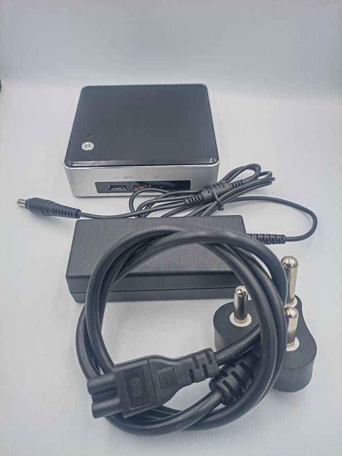 Intel NUC i5-6260U (Intel i5, 250GB SSD & 8GB RAM)