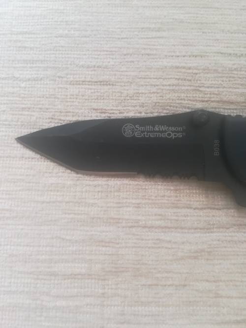 Smith and Wesson ExtremeOps Pocket knife with Serrated Blade