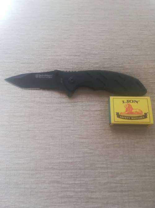 Smith and Wesson ExtremeOps Pocket knife with Serrated Blade