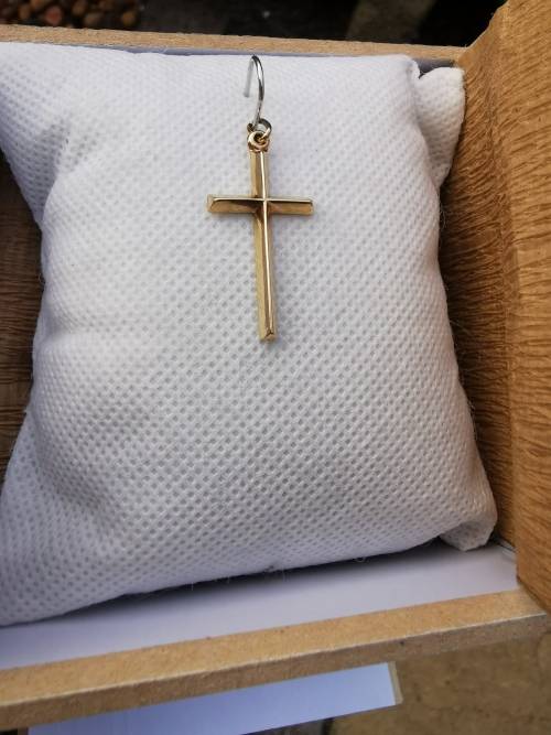 9ct Gold Cross pendant 1.9g