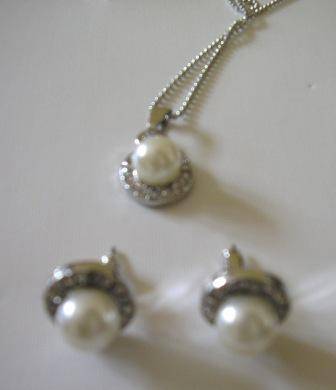 Pearl and crystal neckalce and earring set