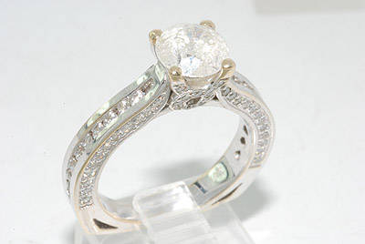R87680 - STUNNING 2.15CT ROUND CUT DIAMOND ENGAGEMENT RING VS 18K