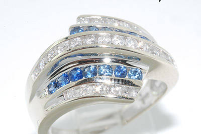 R54000 - STUNNING 1.20CT ROUND CUT BLUE SAPPHIRE & DIAMOND RING