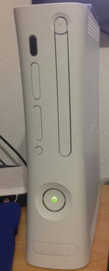 Mint Xbox 360. 140gb hdd. 5 games. 2 controllers. HDMI cable
