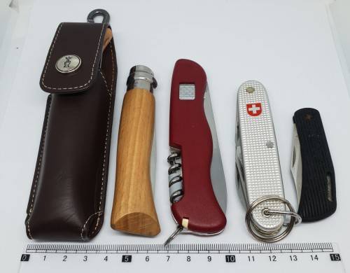 Collection of 5 pocket knives ( Opinel x 2, Victorinox x 2, Kershaw x 1)
