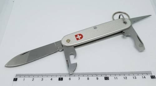 Collection of 5 pocket knives ( Opinel x 2, Victorinox x 2, Kershaw x 1)