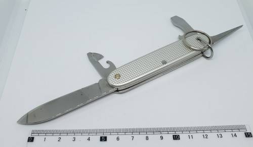 Collection of 5 pocket knives ( Opinel x 2, Victorinox x 2, Kershaw x 1)