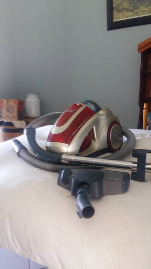 AEG 2000 WATT BAGLESS VACUUM CLEANER IN MINT CONDITION