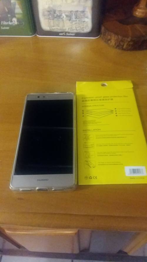 AS NEW NEVER BEEN USED HUAWAI P9 LITE WITH SCREENPROTECTOR AND SAFEGUARD