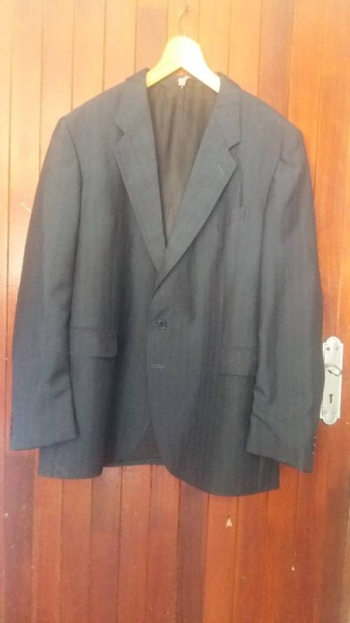MEN BLASER SIZE LARGE IN MINT CONDITION