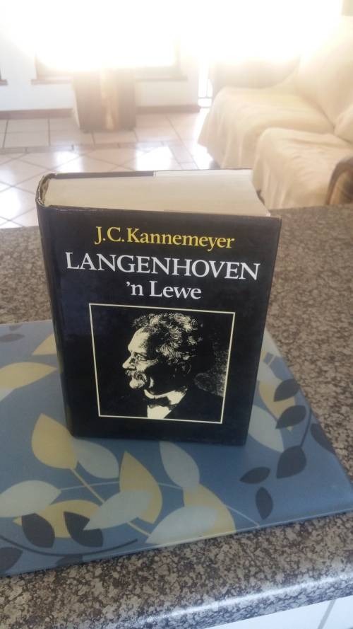 SKAARS BOEK OOR DIE LEWE VAN LANGEHOVEN IN BAIE GOEIE TOESTAND