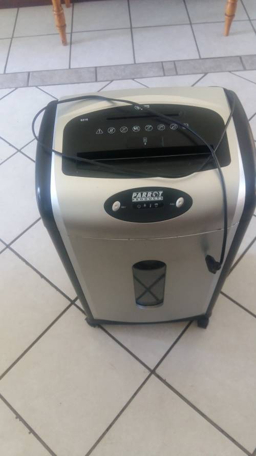 PARROT PAPER SHREDDER MASJIEN IN PUIK TOESTAND