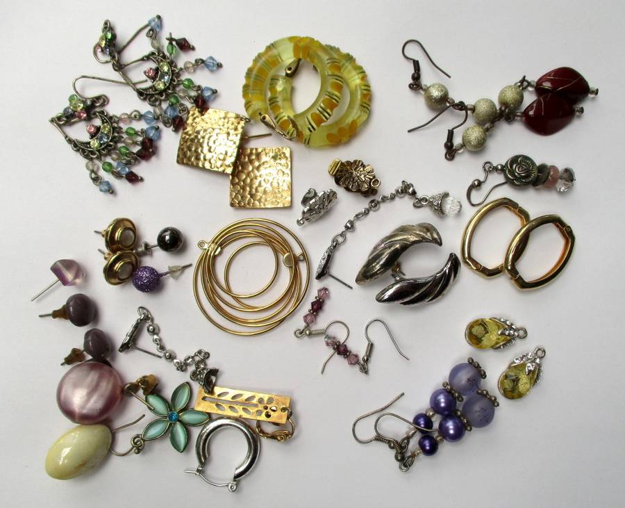 Mixed lot of earrings