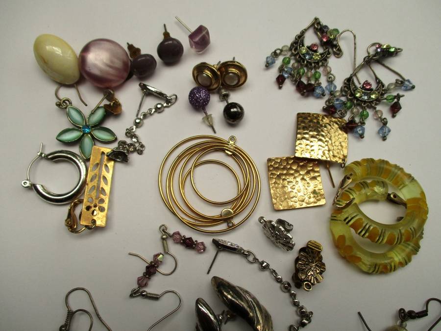 Mixed lot of earrings