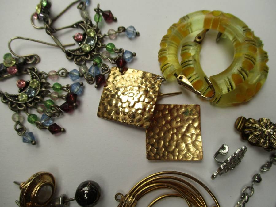 Mixed lot of earrings