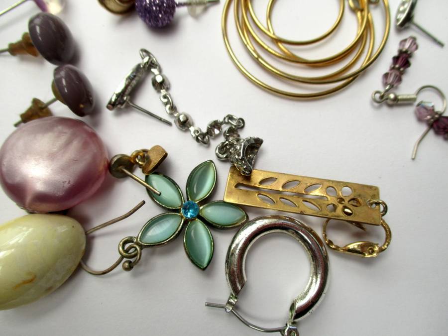 Mixed lot of earrings
