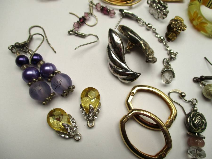 Mixed lot of earrings