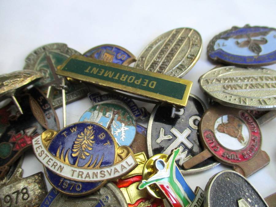 Mixed lot of badges / vintage / damaged or without pins