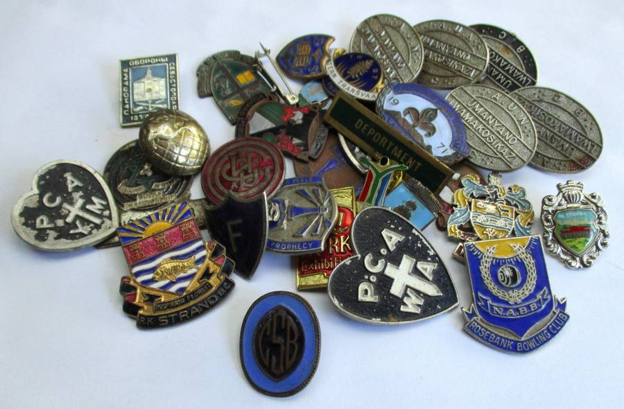 Mixed lot of badges / vintage / damaged or without pins