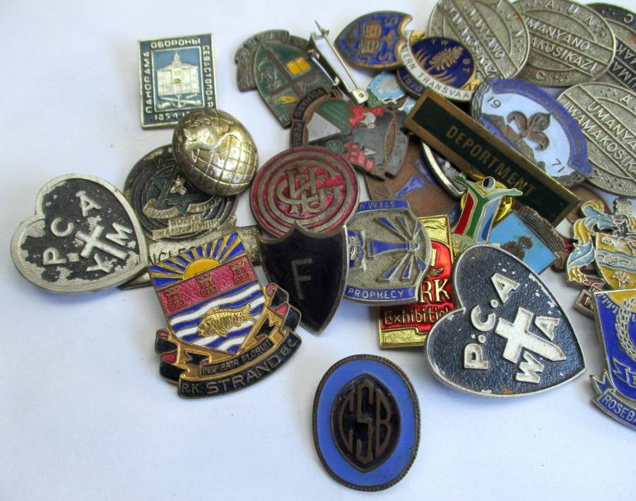 Mixed lot of badges / vintage / damaged or without pins