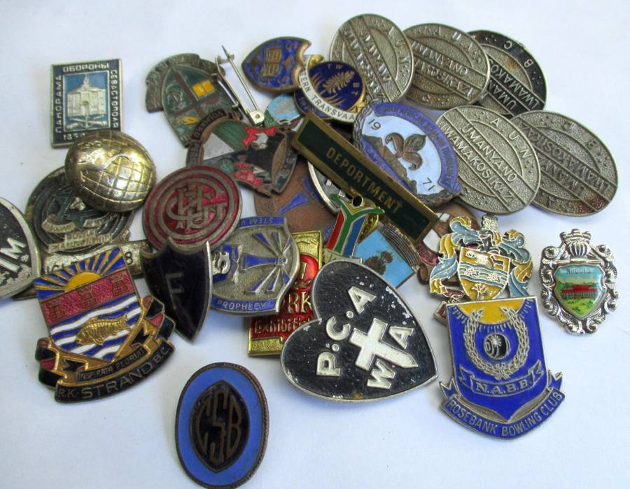 Mixed lot of badges / vintage / damaged or without pins