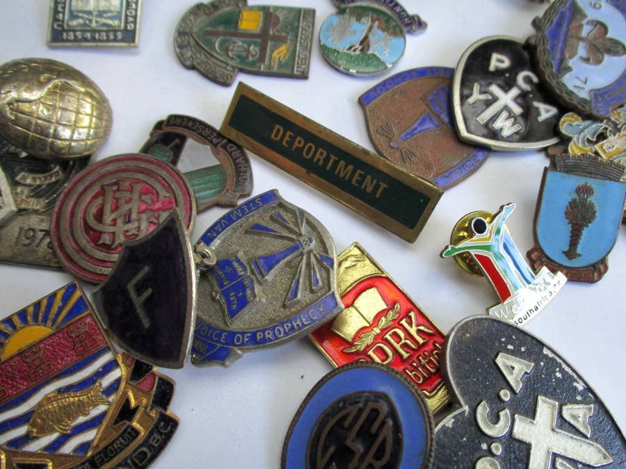 Mixed lot of badges / vintage / damaged or without pins