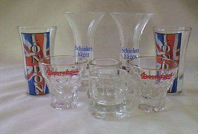 8 COLLECTORS GLASSES FOR YOUR BAR : FOR USE OR DISPLAY (B)