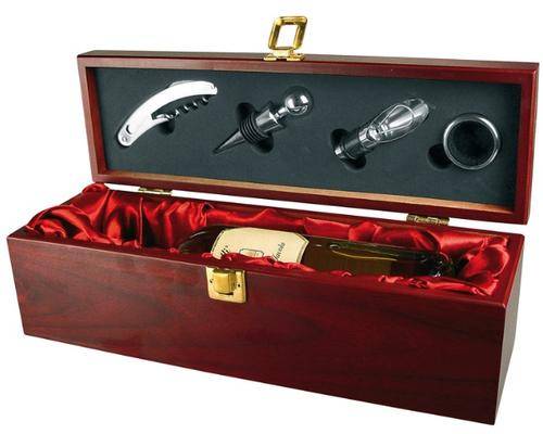 Wine set in wooden gift box
