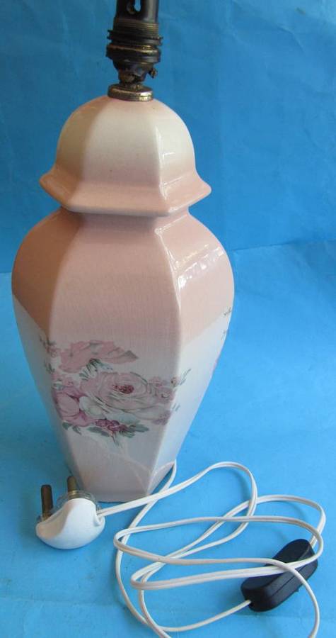 VICTORIA ROSE STAFFORDSHIRE  TABLE LAMP