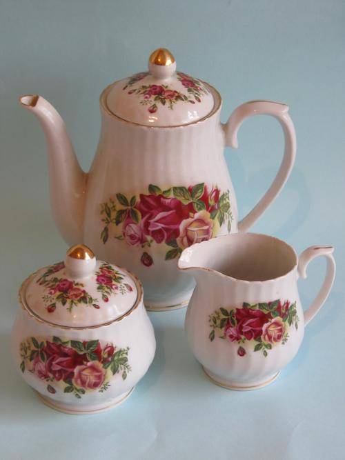 ROYAL CHINA ENGLISH ROSE TEA SET