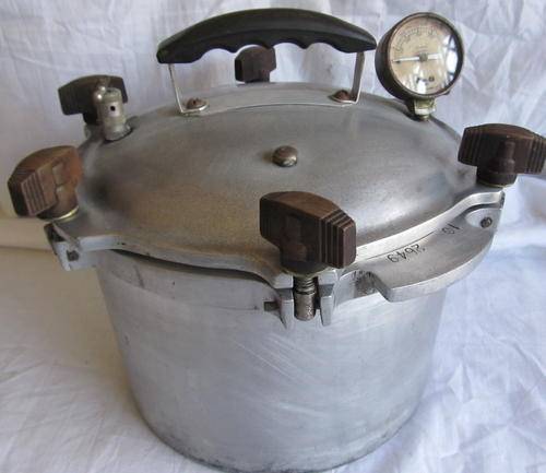 VINTAGE PRESSURE COOKER POT