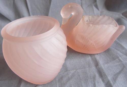 CARNIVAL PINK GLASS BOWL & SWAN