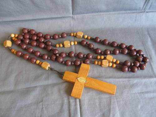 WOODEN BEADED ROSARY NECKLACE