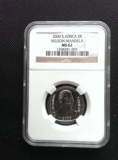** R99 START ** 2000 Mandela Smiley R5 Coin MS62