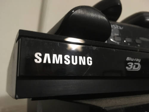 Samsung 3D, Blu Ray & dvd player + 16 Original Blu Ray Movies + Remote  - Christmas bundle