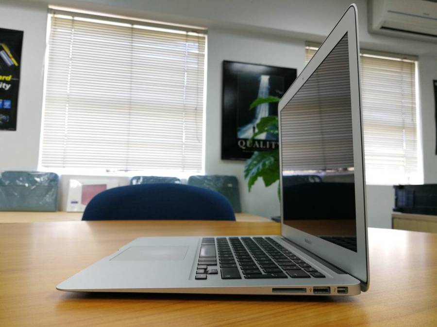APPLE MACBOOK AIR CORE i5 13INCH!!!