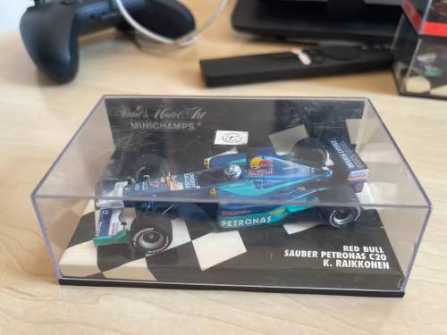 Minichamps 1:43 Red Bull Sauber Petronas C20 Kimi Raikkonen 2001