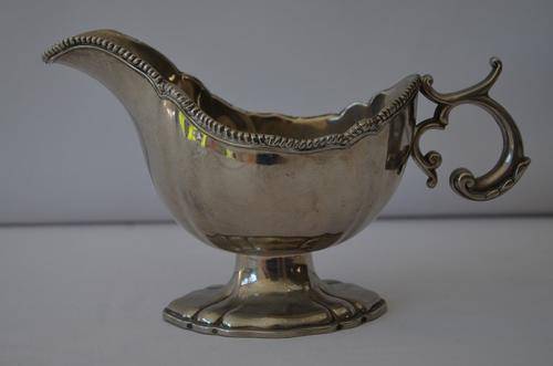 Stunning vintage silver plated gravy boat  *BARGAIN TIME*