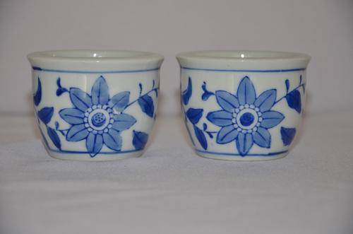 SET OF SMALL BLUE AND WHITE POTS