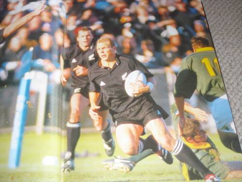 SCARCE BOOK " SEASONS OF GOLD " SIGNED BY ALL BLACKS STAR JEFF WILSON-READ POSTAGE BELOW