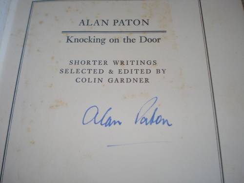 VERY SCARCE AFRICANA " KNOCKING ON THE DOOR " SIGNED BY ALAN PATON !!!!